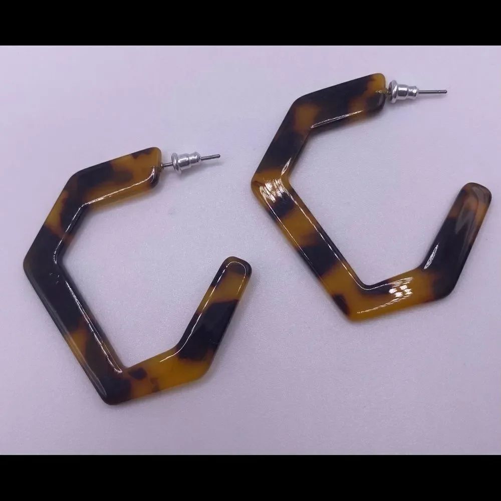 4/$20 Geometric Tortoise Hoop Earrings